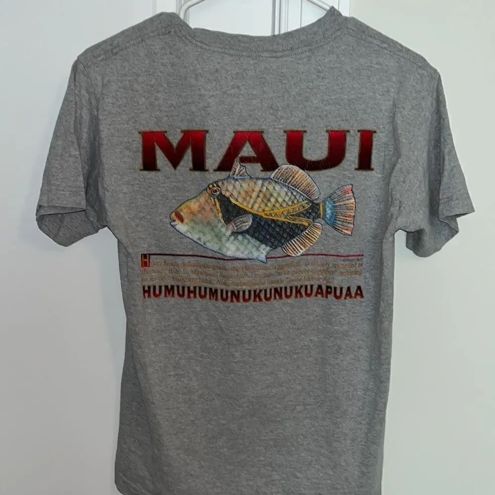 Gray adult Giant Word aloha Maui Hawaii Fish T-shirt-S (great for gal or youth)